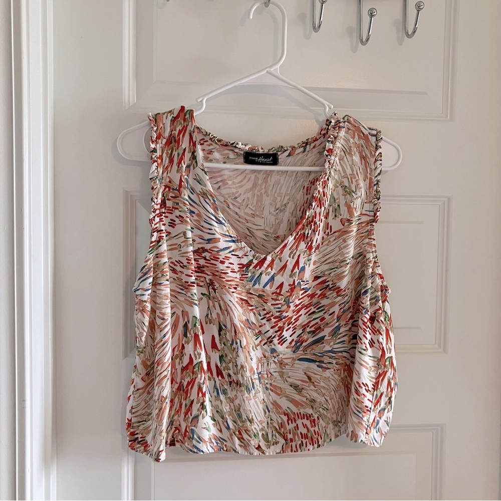 Young at heart Los Angeles top crop v neck tiny ruffle print